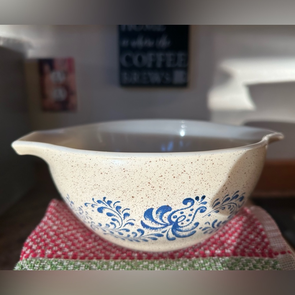 Pyrex #441 Cinderella Homestead 1 1/2 pint mixing bowl. Vintage 1960 era.